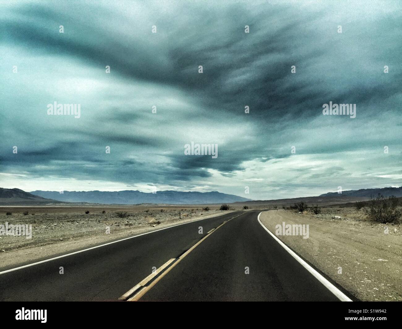 Guida su strada nel Parco Nazionale della Valle della Morte, CALIFORNIA, STATI UNITI D'AMERICA, su una mattina nuvoloso Foto Stock