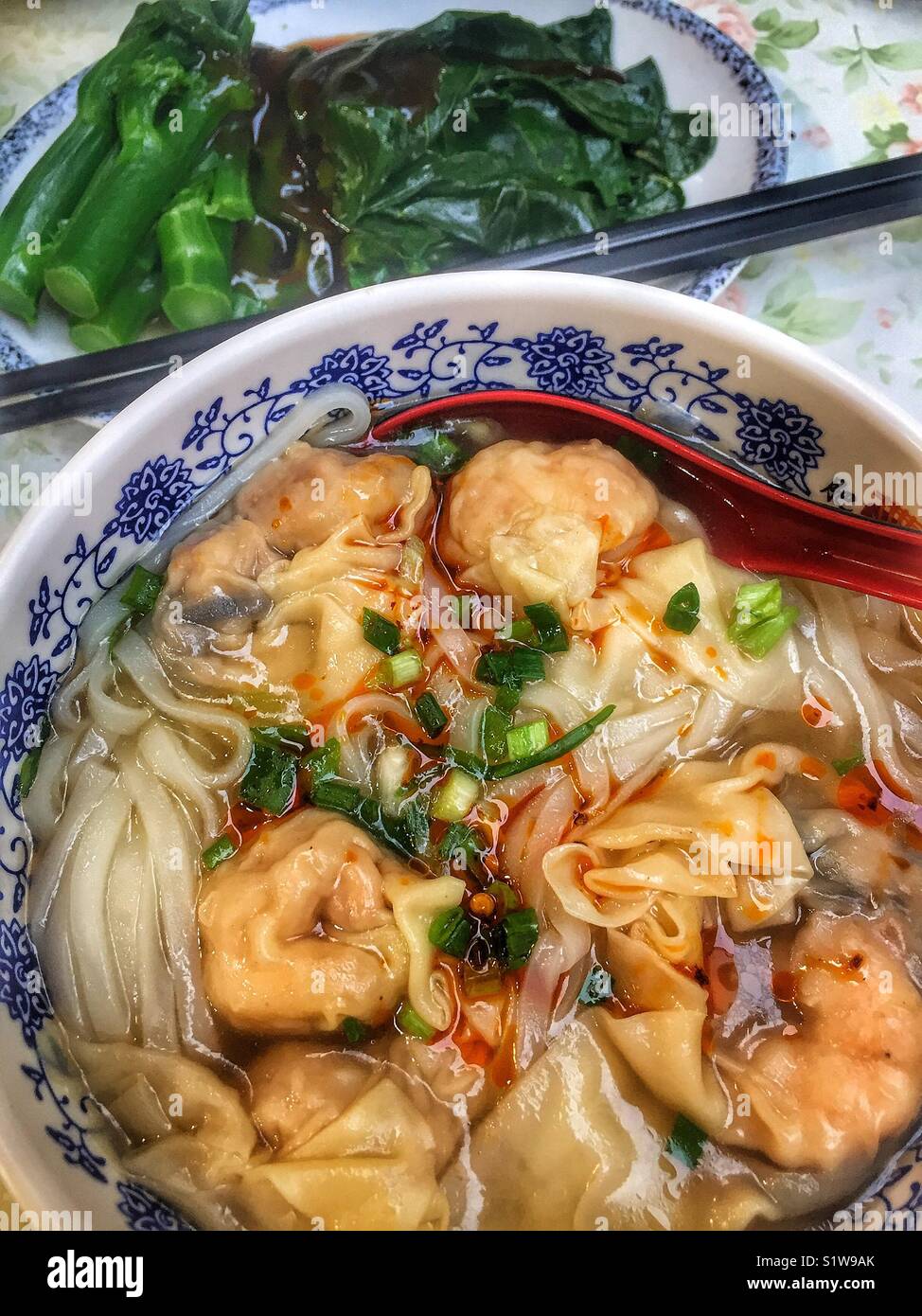 Fagottini di gamberetti zuppa di noodle, gai lan e la salsa di ostriche, Fat Boy ristorante, la Causeway Bay di Hong Kong Foto Stock