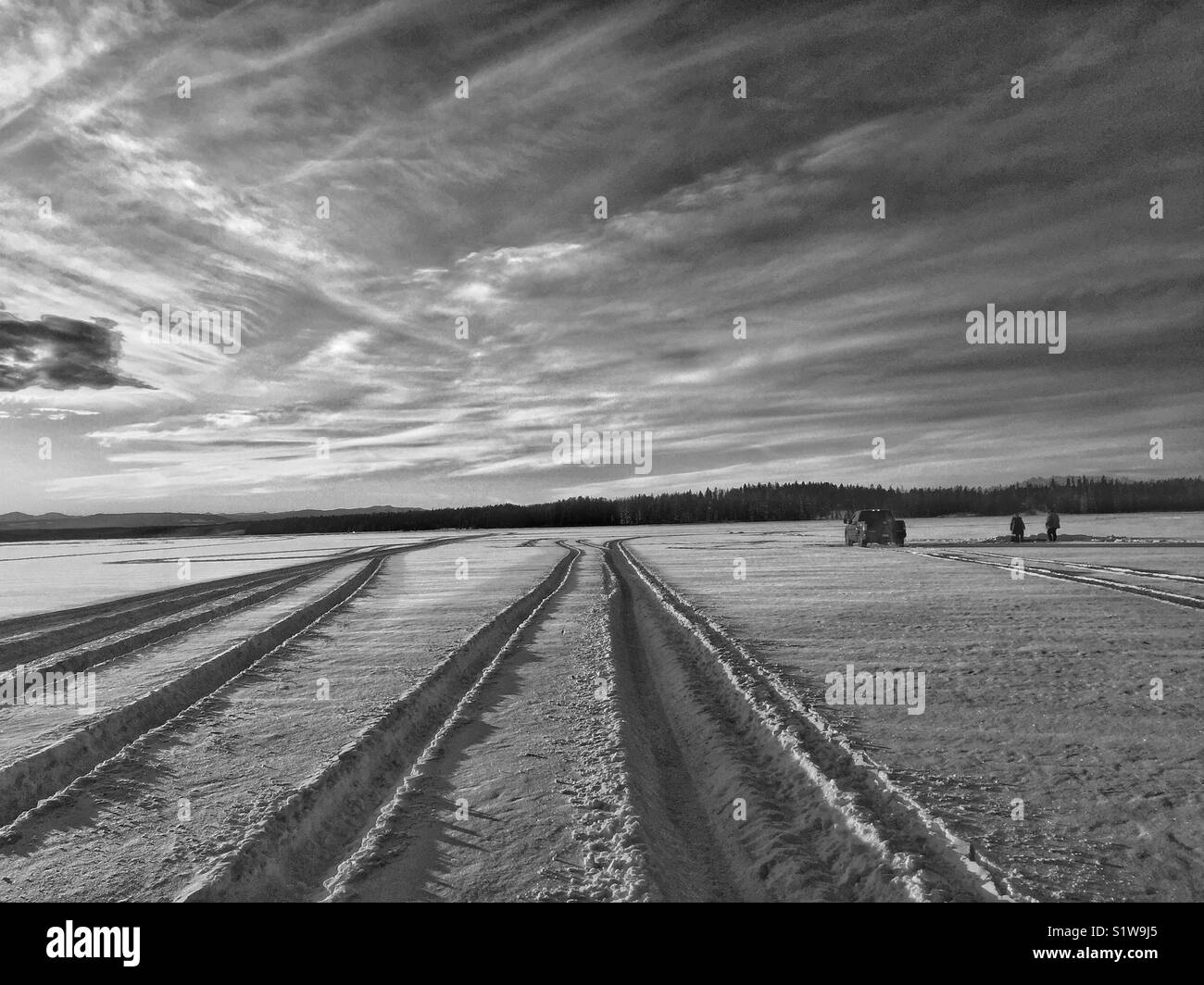 Pesca sul ghiaccio, bruciato Stock a lago, Alberta, Canada Foto Stock