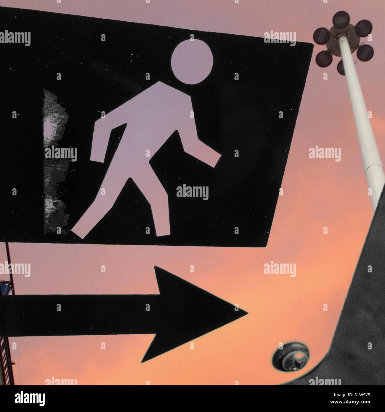 Pedone andare avanti segno di traffico su un Cielo di tramonto - Immagine stock catturata con smartphone