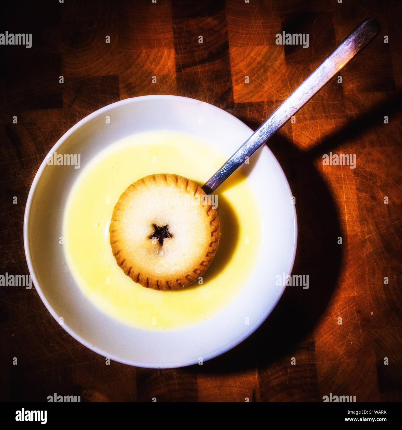 Tritare la torta e crema pasticcera - Immagine stock catturata con smartphone