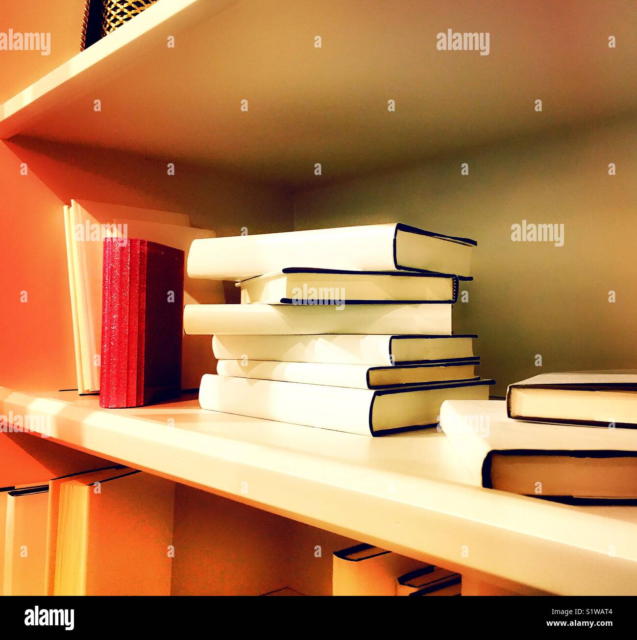 Scaffale con vuoto generico coperto hard libri indietro Foto stock - Alamy