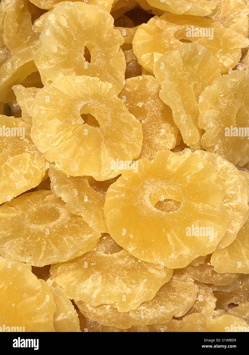 Frutta secca - gli anelli di ananas - Immagine stock catturata con smartphone