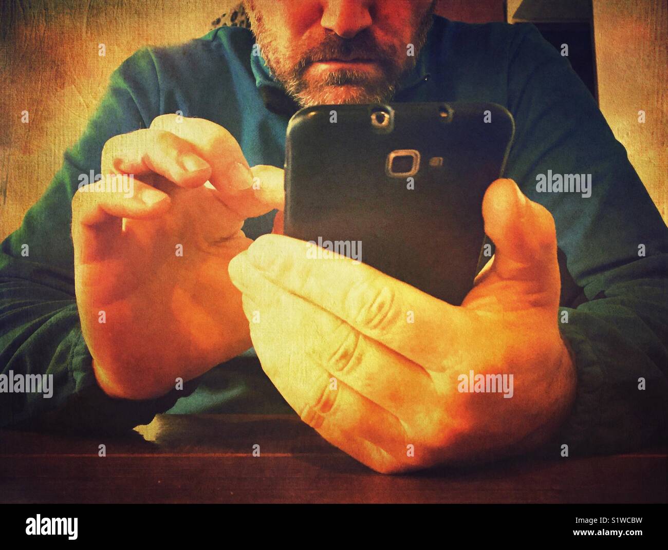 Adulto Uomo utilizza lo smartphone - Immagine stock catturata con smartphone