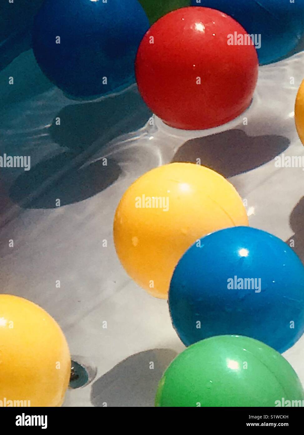 Le palle colorate galleggianti in piscina per bambini. - Immagine stock catturata con smartphone