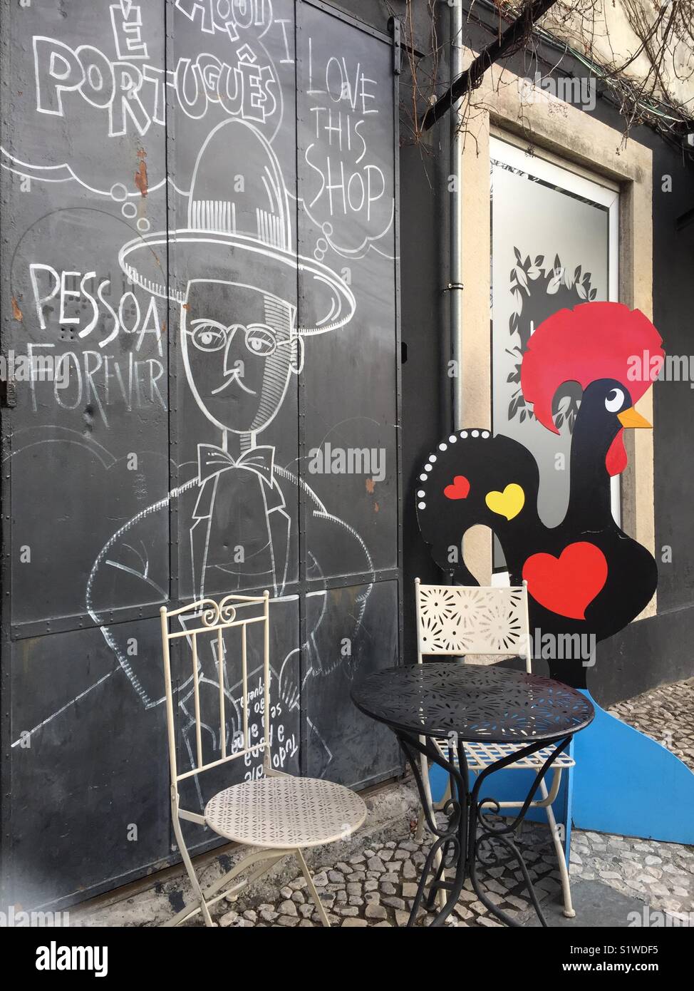 Il portoghese simboli : il gallo nero e il famoso poeta Fernando Pessoa. Foto Stock