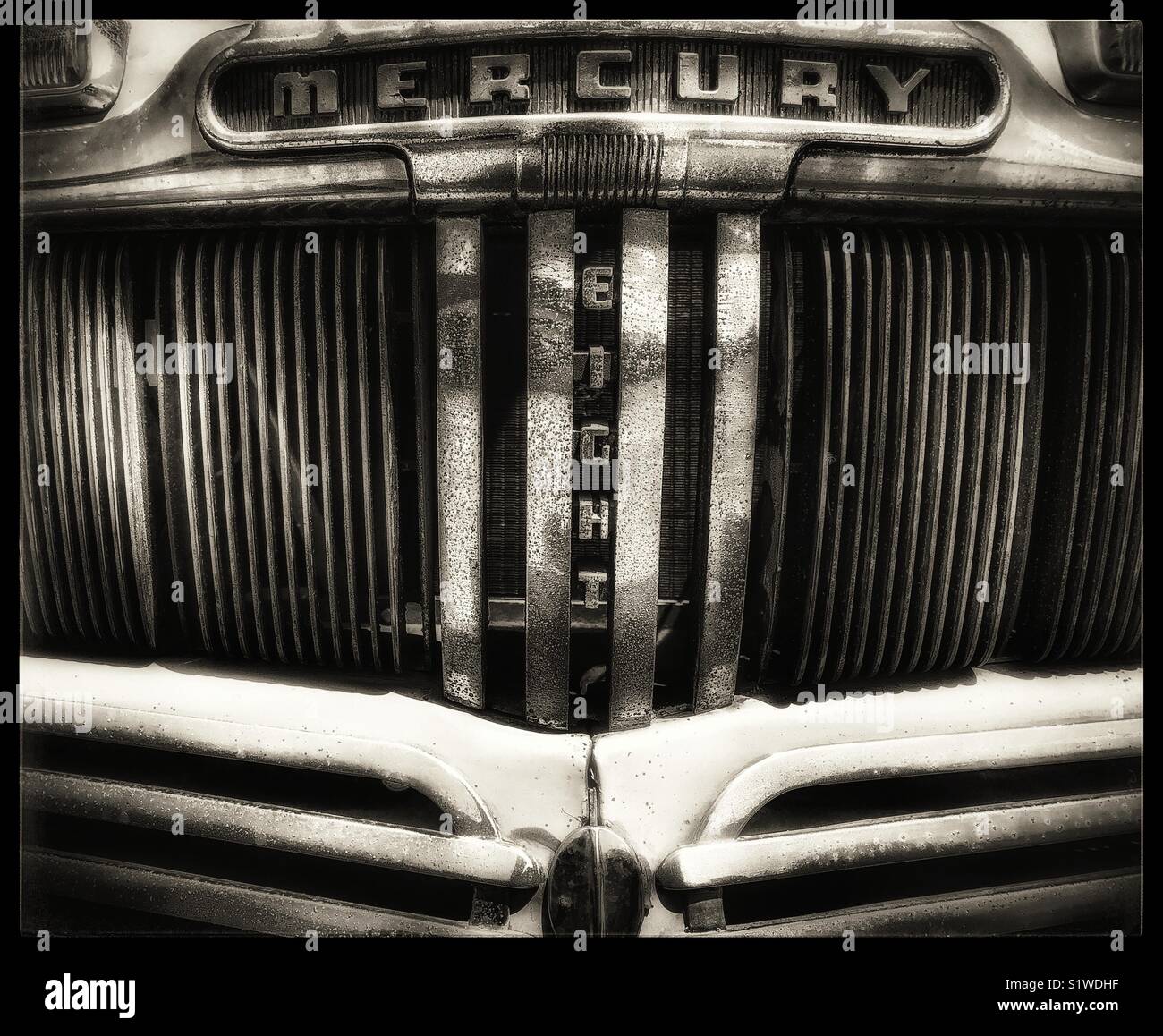 Griglia per auto Mercury Eight degli anni '1940 in bianco e nero. - Immagine stock catturata con smartphone