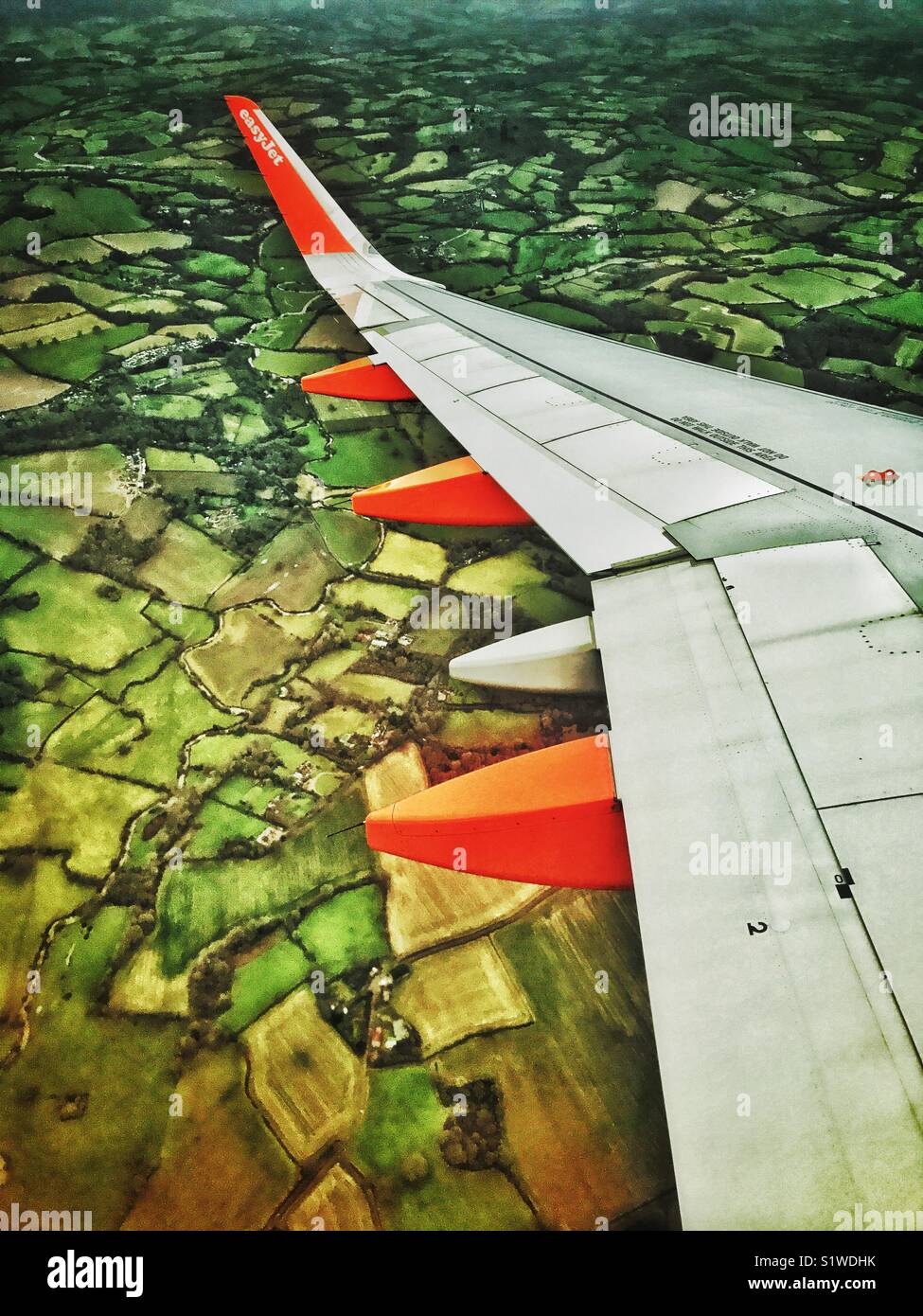L'ala di un velivolo vista di un EasyJet Airbus come si arriva a terra all'Aeroporto di London Gatwick (LGW). Di seguito è riportato l'inglese contea del Kent. Credito foto - © COLIN HOSKINS. Foto Stock