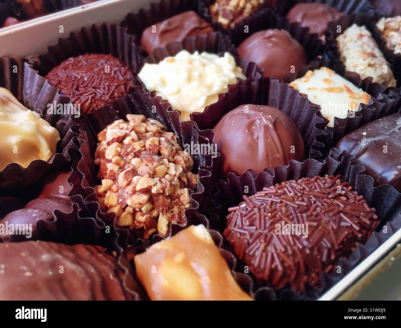 Scatola di assortimento misto di cioccolato candy pezzi - Immagine stock catturata con smartphone
