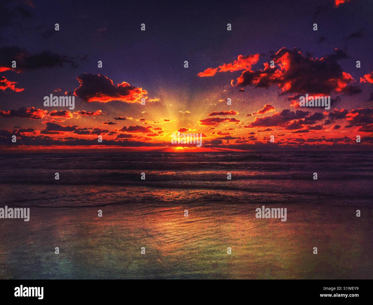 Drammatico tramonto mediterraneo Foto Stock