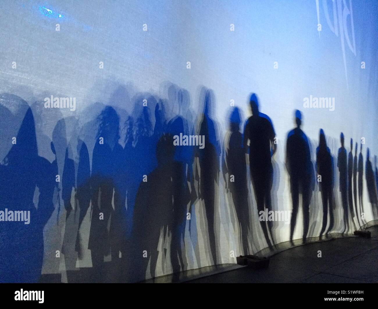 Ombre sul retro cyclorama su un palco. - Immagine stock catturata con smartphone