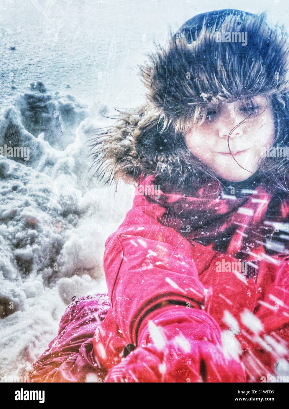 Bambina di cinque anni in rosa doposci e marrone di trapper peloso hat giocando in e gettando la neve Foto Stock