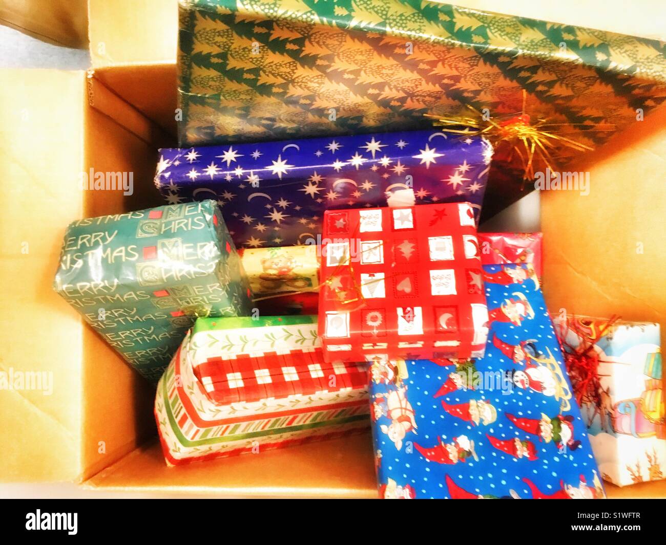 I regali di Natale in una scatola di cartone. Foto Stock