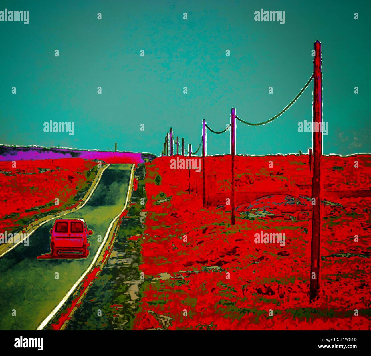Van guidando lungo una strada vuoto delimitato da aperta campagna e pali telefonici Foto Stock