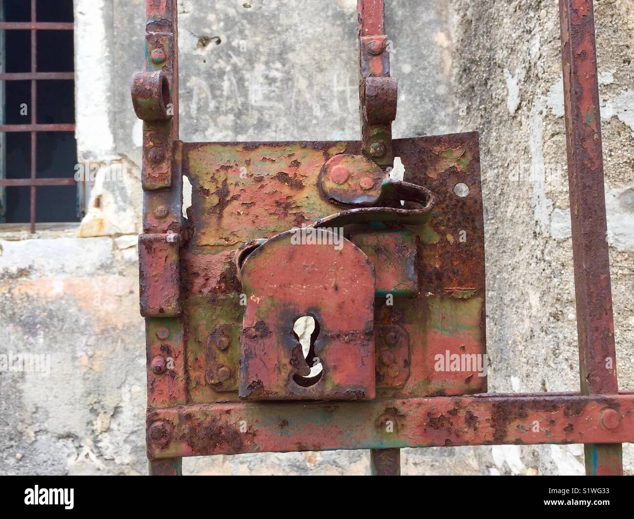 Rusty lock, Fiskardo, Cefalonia. Gateway per faro Foto Stock