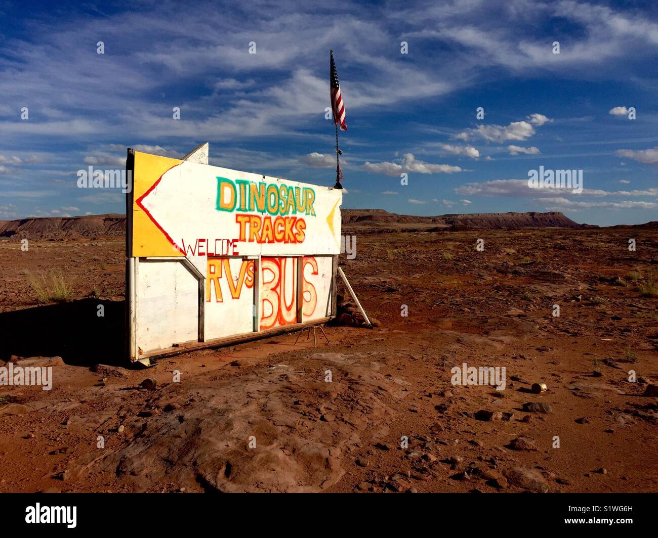 'DINOSAUR VIE BENVENUTI RVs BUS' firmare in Northern Arizona vicino a Cameron Trading Post. Foto Stock