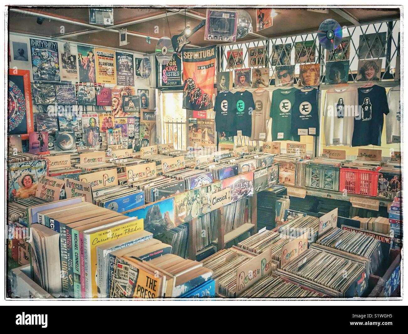 Interno del vinile Mabu di seconda mano record shop a Cape Town, Sud Africa. - Immagine stock catturata con smartphone