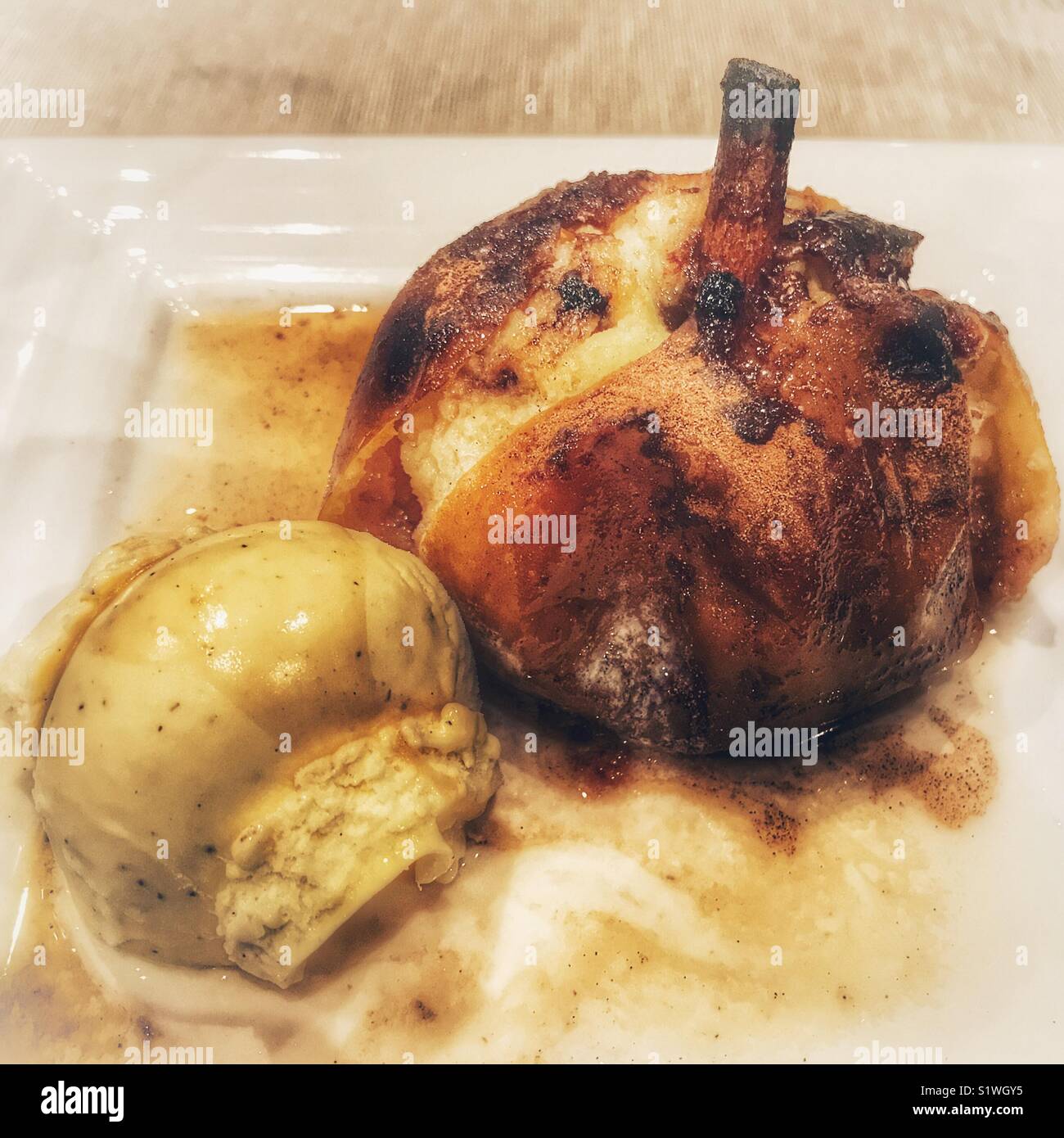 Arrosto di Apple e di gelato alla vaniglia - Immagine stock catturata con smartphone