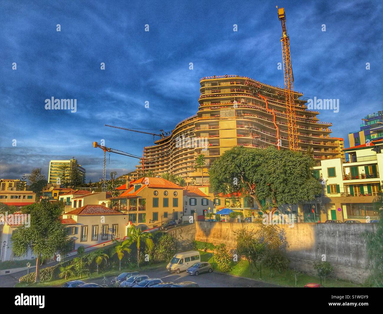 Sito in costruzione. Un nuovo hotel che viene costruito in Funchal, Madeira. - Immagine stock catturata con smartphone