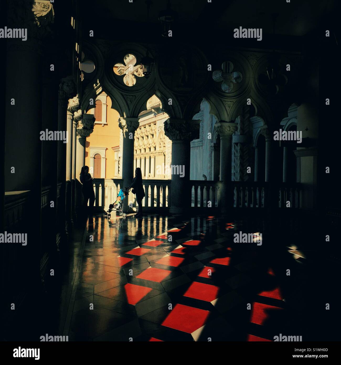 Luce della Sera getta ombre lunghe a Venezia hotel in Las Vegas, Nevada - Immagine stock catturata con smartphone