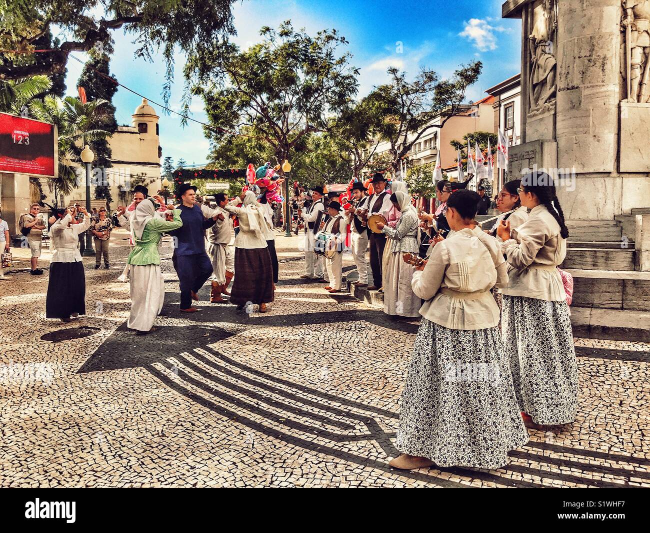 I musicisti folk e ballerini folk eseguire all'aperto, Avenida Arriaga, Funchal, Madeira, Portogallo Foto Stock