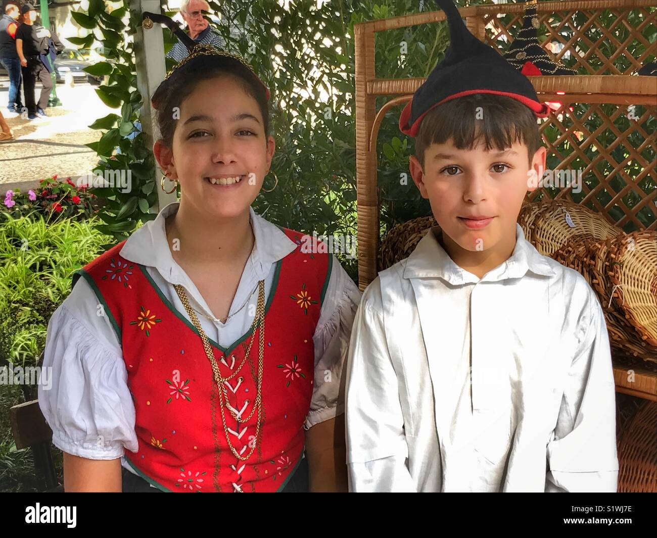 Due bambini di Madeira in abito tradizionale presso il Mercato di Natale, Funchal, Madeira, Portogallo - Immagine stock catturata con smartphone