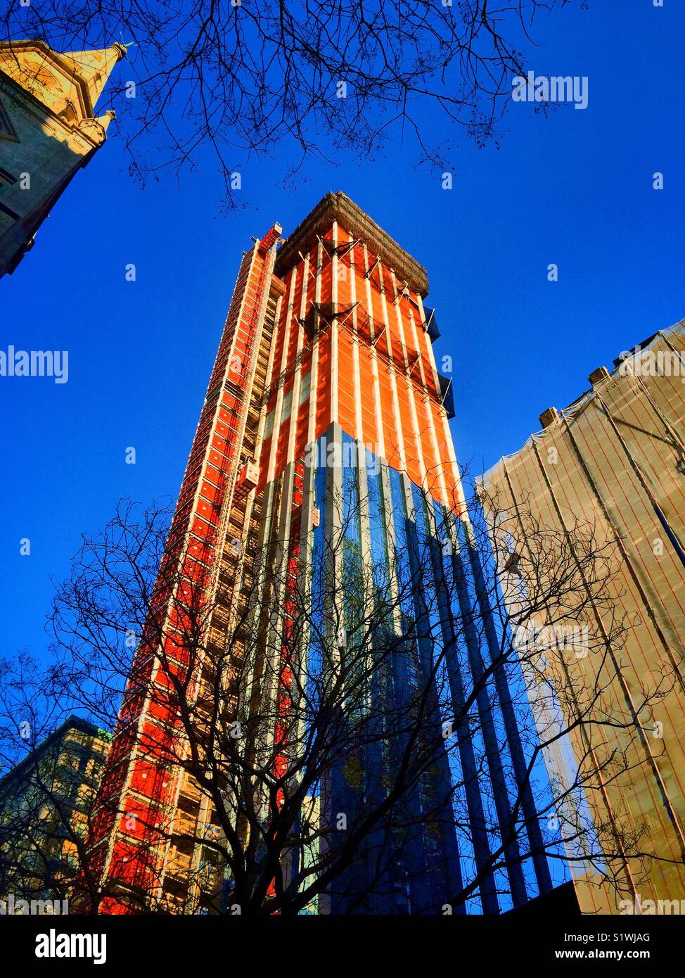 Un alto edificio in costruzione sulla Quinta Avenue in nomad, New York City, Stati Uniti d'America - Immagine stock catturata con smartphone