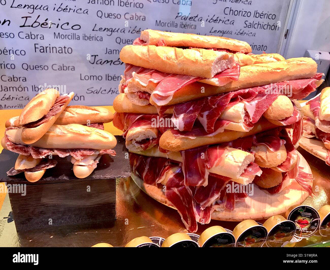 Streetfood in Madrid. Baguette con locale prosciutto essiccato - jammon Foto Stock
