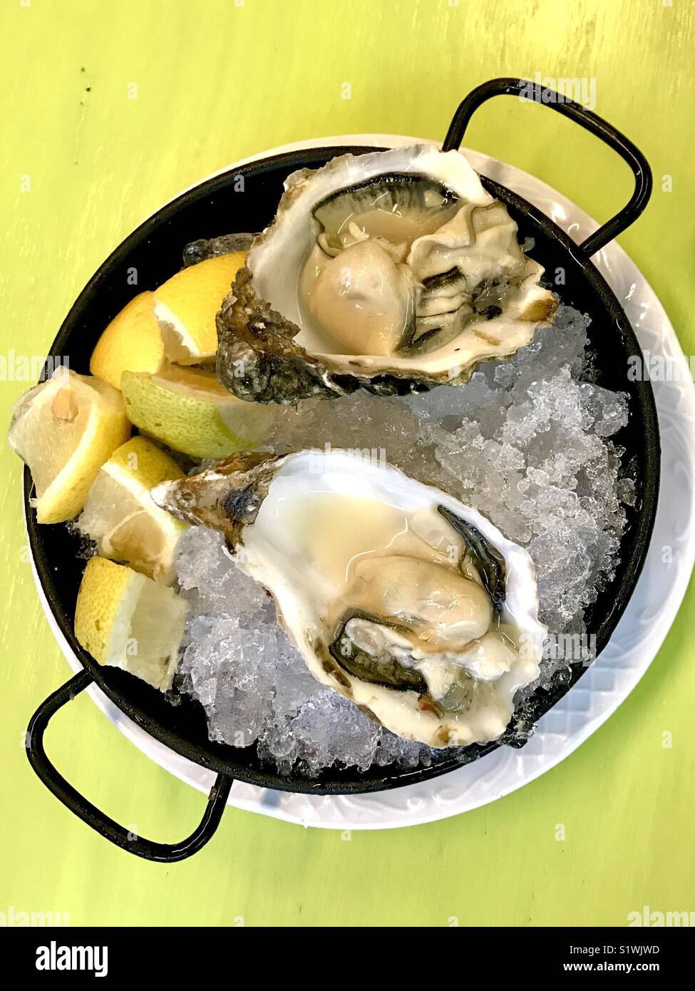 La prima colazione con stile. Oyster Piccolo secchio per essere servito con champagne per colazione a Madrid Foto Stock