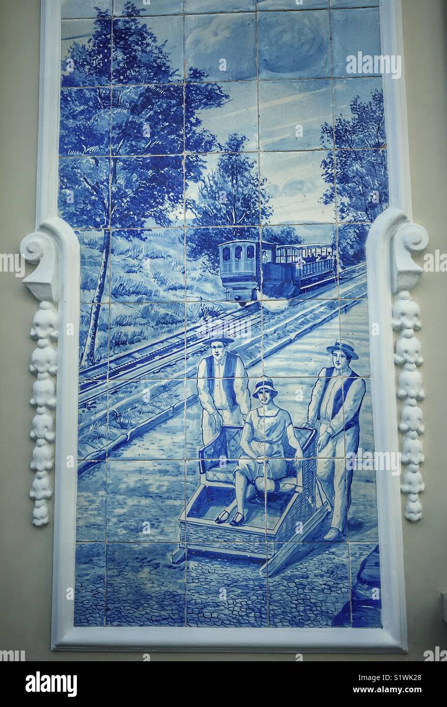 Azulejos, blu e bianco-stagno-vetrata di piastrelle di ceramica sulla facciata del Ritz Hotel in Av. Arriaga, Funchal, Madeira, Portogallo - Immagine stock catturata con smartphone
