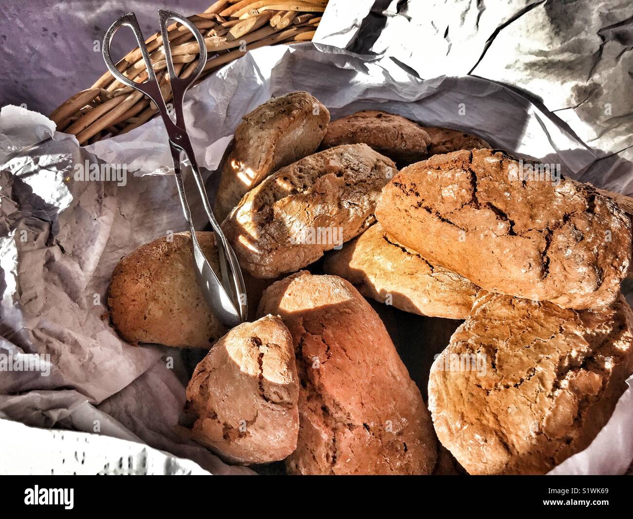 Tradizionali biscotti di castagne, broas de castanha, in vendita presso il Mercato di Natale, Funchal, Madeira, Portogallo - Immagine stock catturata con smartphone