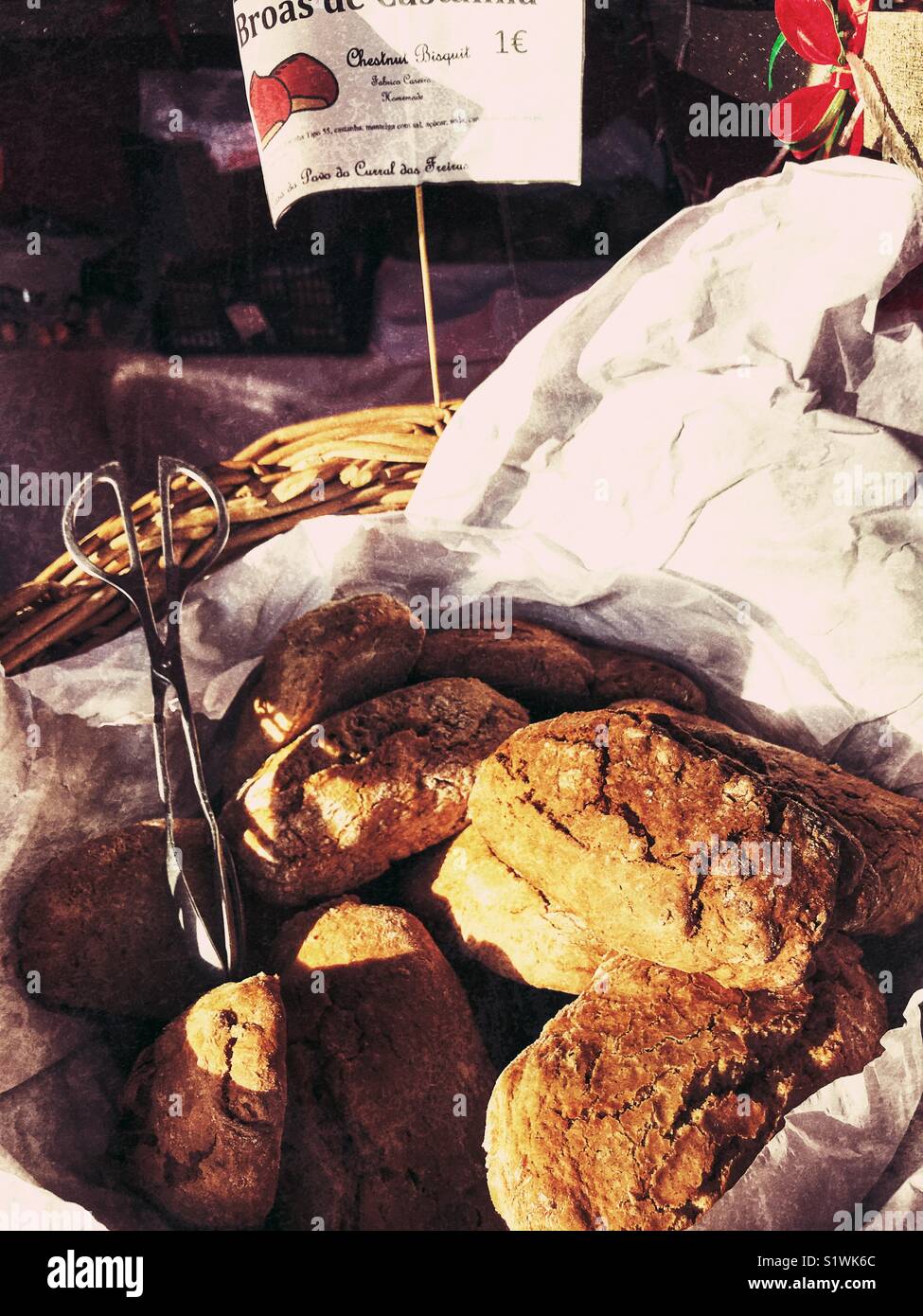Tradizionali biscotti di castagne, broas de castanha, in vendita presso il Mercato di Natale, Funchal, Madeira, Portogallo - Immagine stock catturata con smartphone