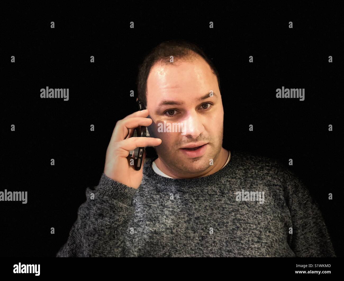 Uomo che parla su thé telefono Foto Stock