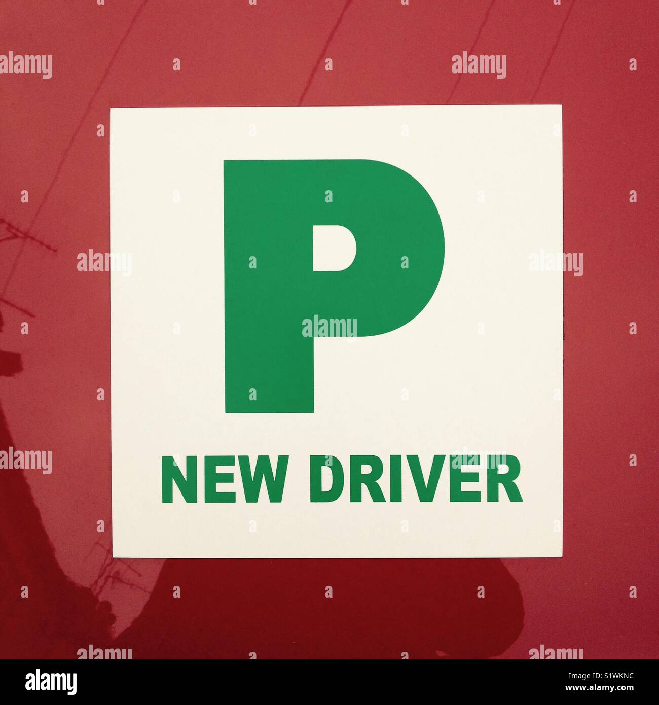La piastra P sull'automobile rossa per indicare un nuovo / appena passato driver è la guida. Foto Stock