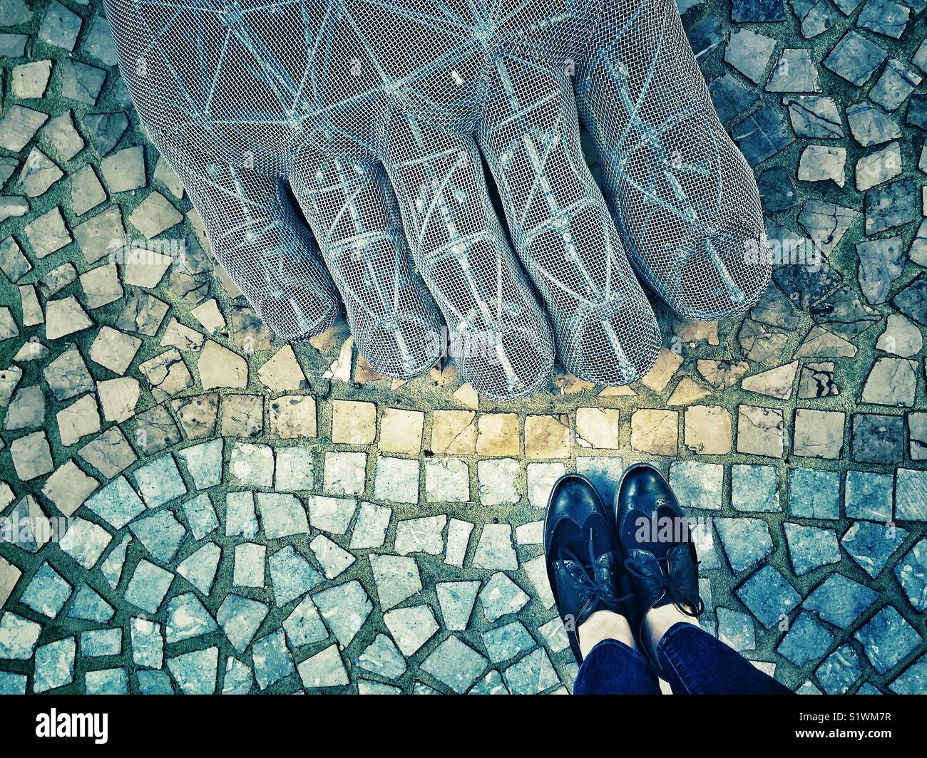 Piede enorme di beatitudine danza, il 40 piedi di altezza scultura creato dall'artista Marco Cochrane, accanto alla donna di piedi indossando brogues a Las Vegas, Nevada Foto Stock