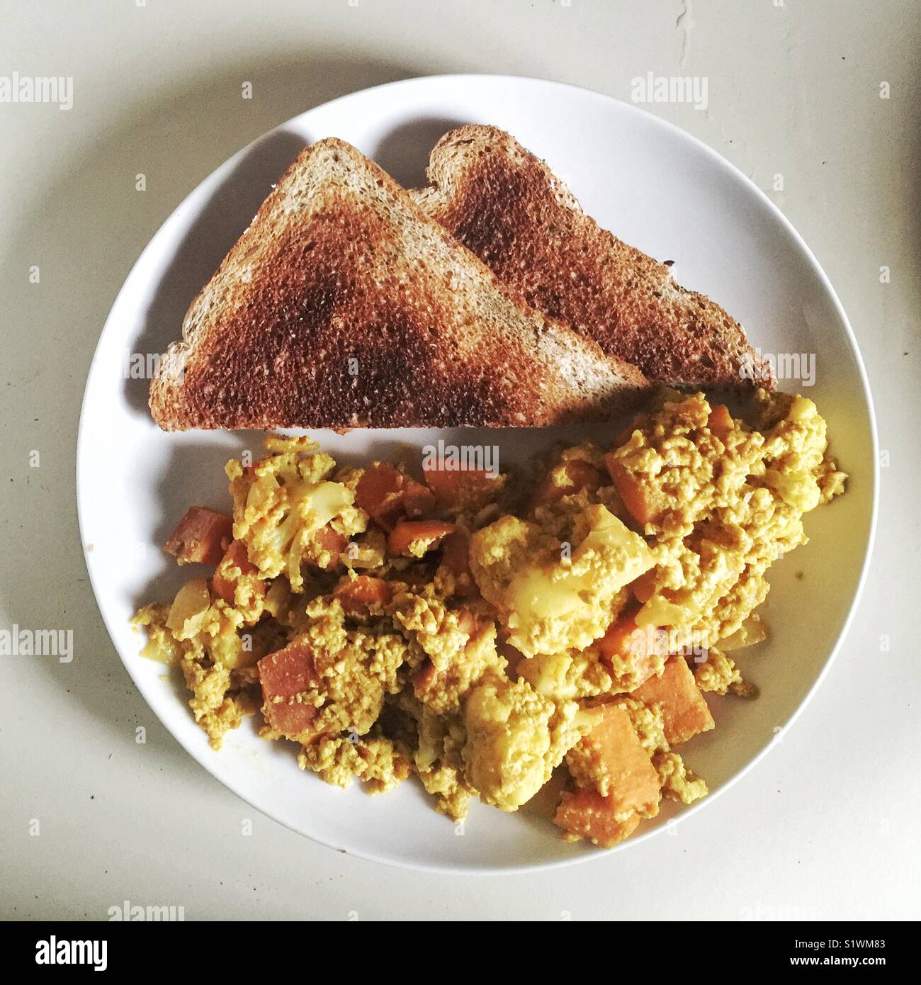 La prima colazione il paesaggio sulla piastra - Immagine stock catturata con smartphone