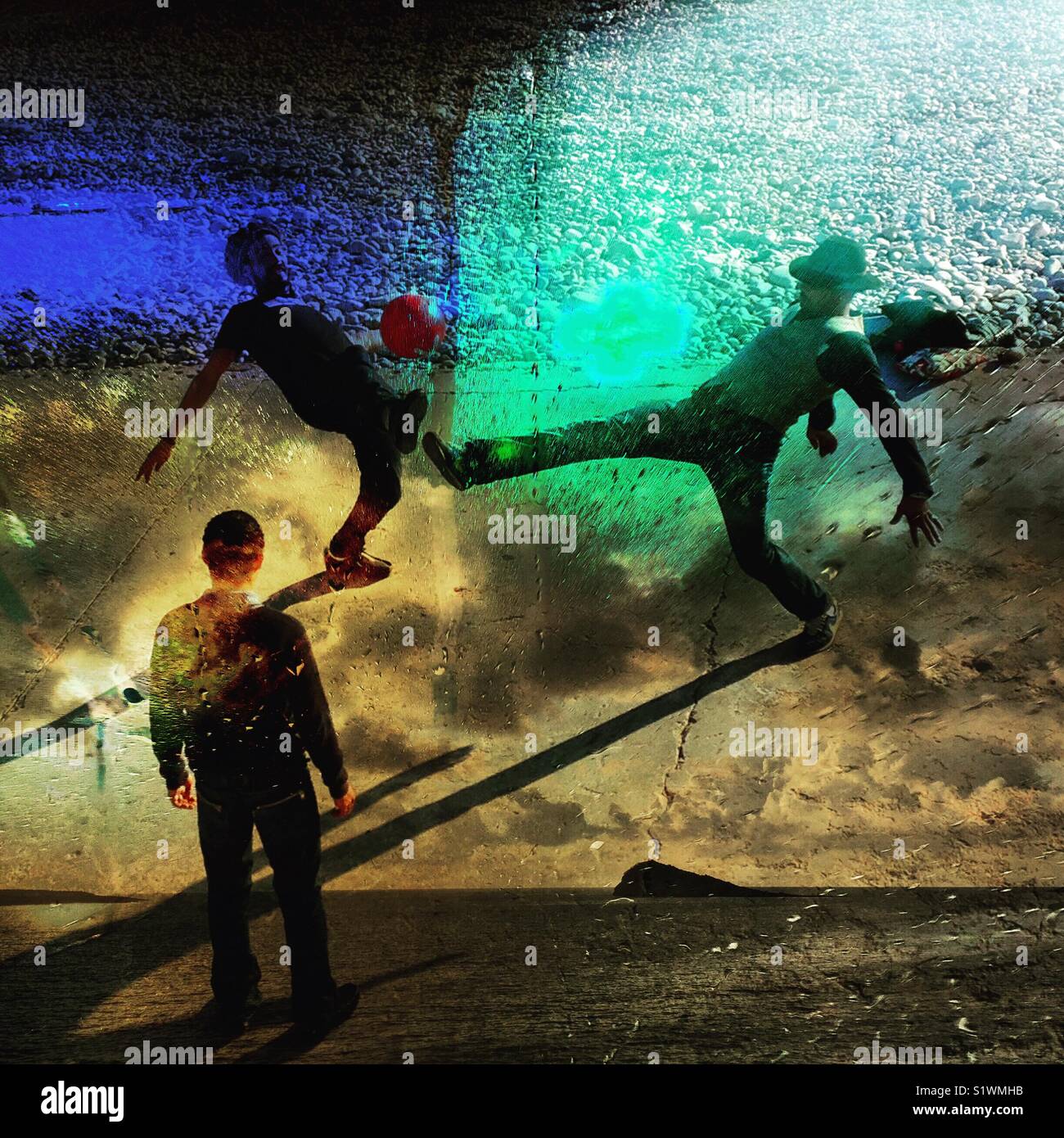 I giocatori di calcio sulla spiaggia - Immagine stock catturata con smartphone