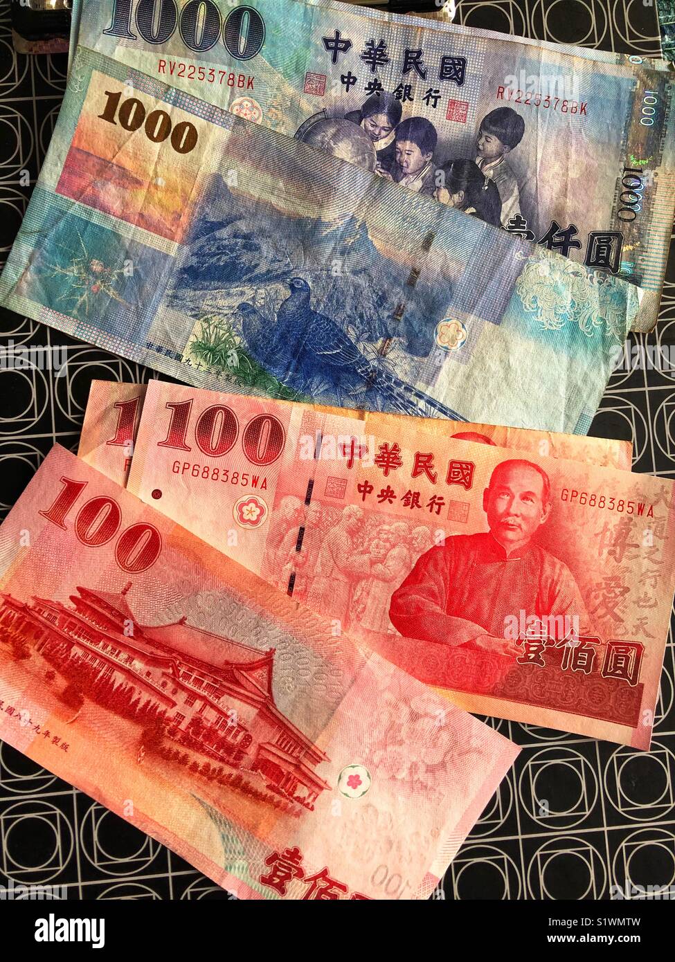 Moneta di Taiwan, 1000 e 100 fatture. - Immagine stock catturata con smartphone