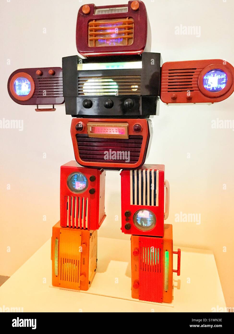 Robot classica fatta di vintage radio a transistor Foto Stock