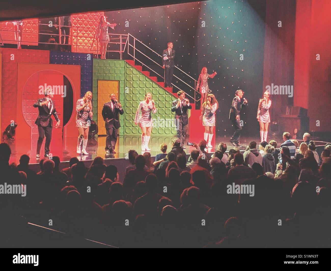 Un nostalgico prestazioni della musica degli anni sessanta. - Immagine stock catturata con smartphone