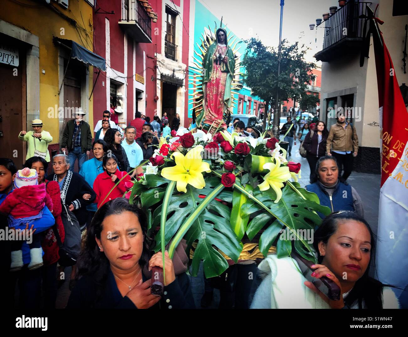 Le donne portano un immagine di Nostra Signora di Guadalupe durante una celebrazione religiosa in Guanajuato, Messico Foto Stock