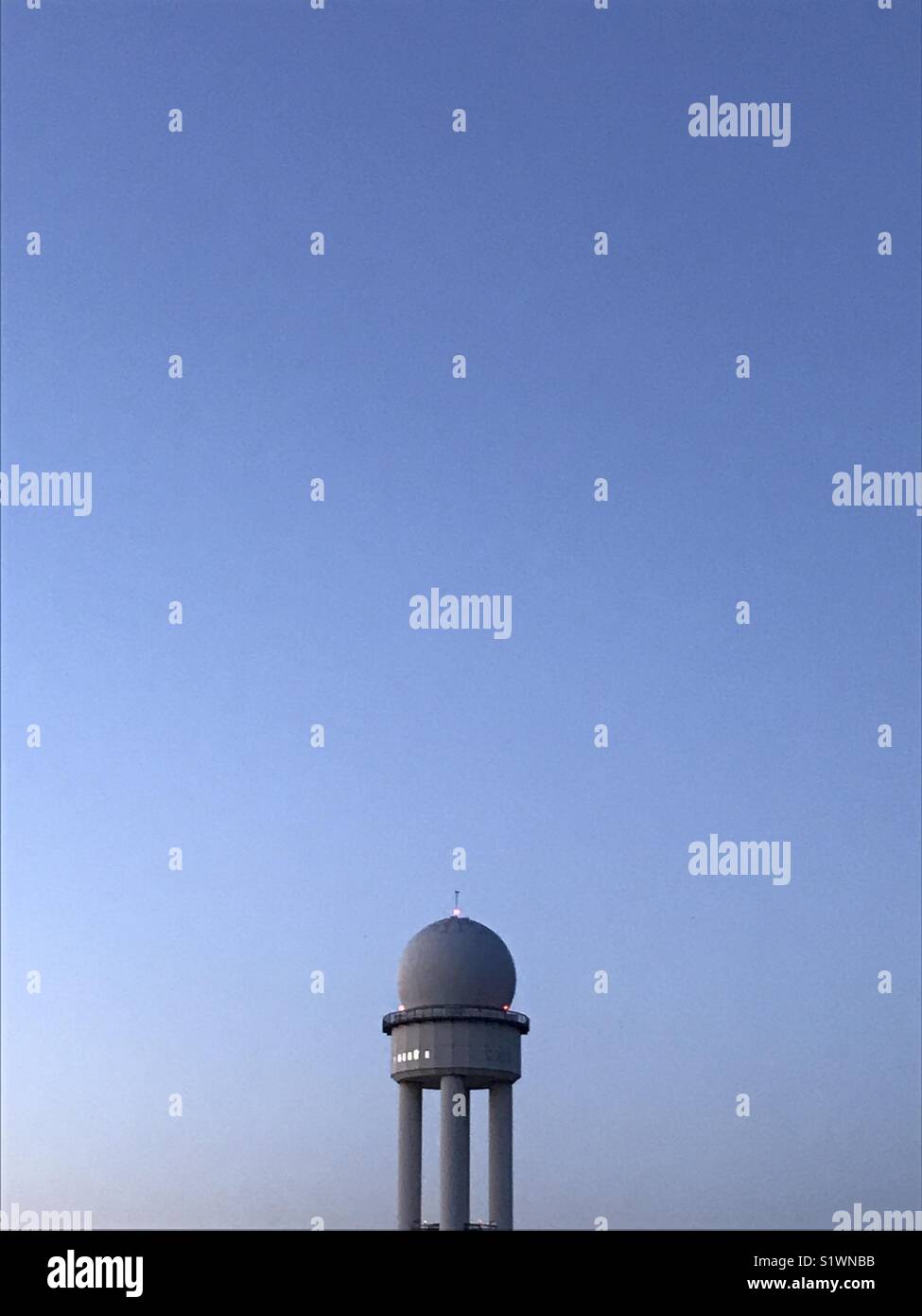 Volo torre del radar sul vecchio aeroporto di Tempelhof di Berlino Foto Stock