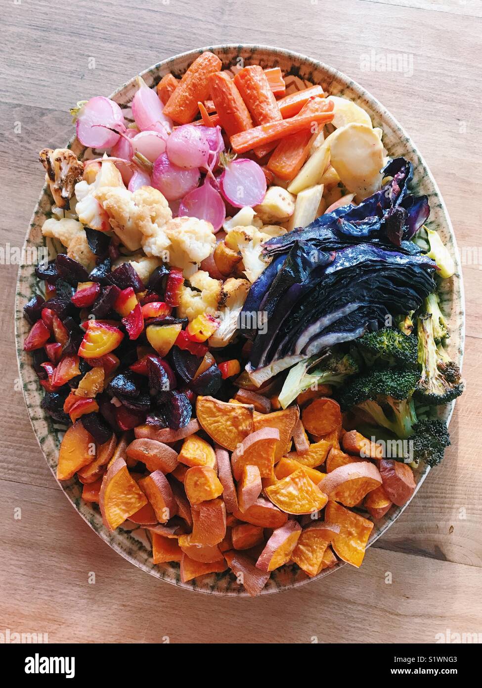 Un piatto di colorate verdure arrosto. Foto Stock