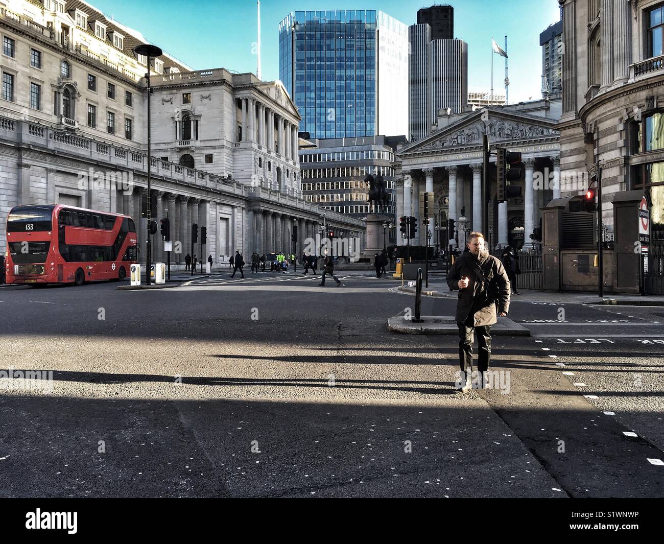 Il traffico a Cornhill e la Banca di giunzione nella City di Londra, in Inghilterra il 16 gennaio 2018 Foto Stock