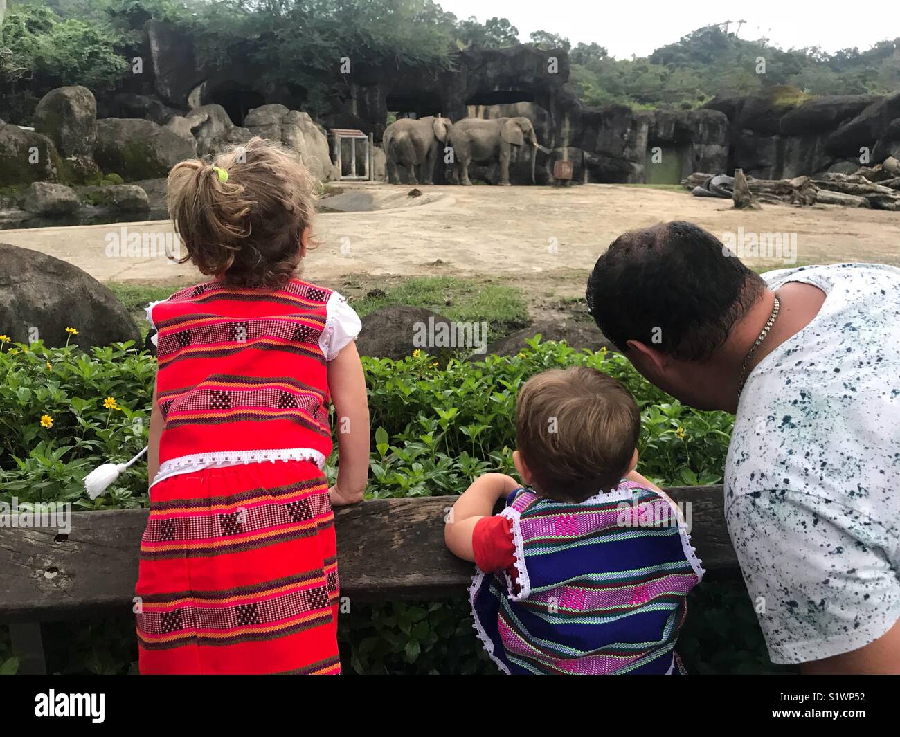 Famiglia visitando uno zoo zoo di Taipei Taiwan - Immagine stock catturata con smartphone