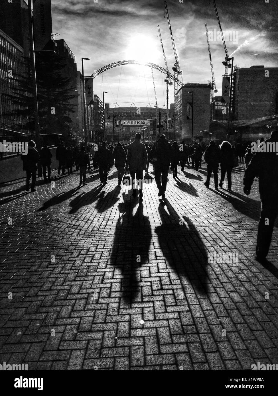 I tifosi di calcio a piedi in sun verso lo stadio di Wembley. Foto Stock