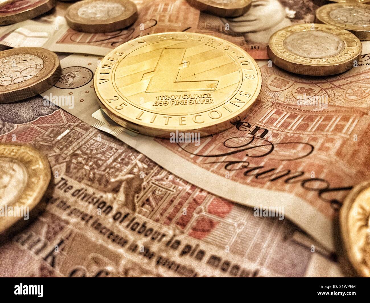 Un Litecoin con valuta britannica - Immagine stock catturata con smartphone