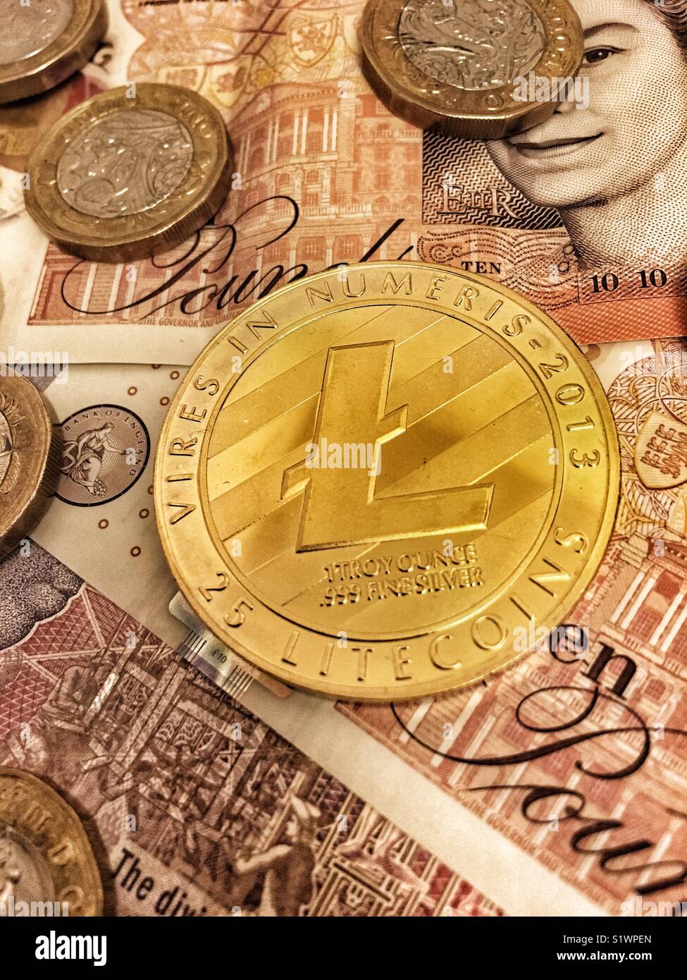 Un Litecoin con valuta britannica - Immagine stock catturata con smartphone