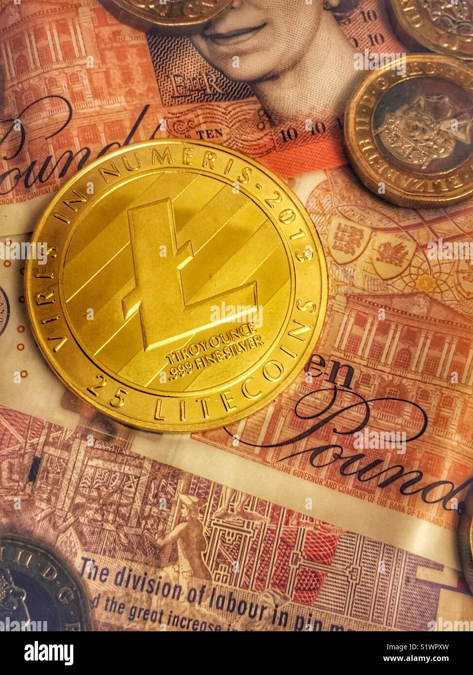 Litecoin cryptocurrency sulla sterlina inglese banconote - Immagine stock catturata con smartphone