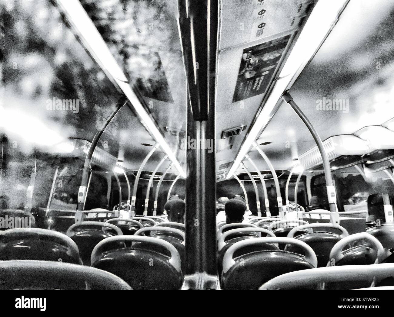Interno di un bus riflessa nella finestra . Foto Stock